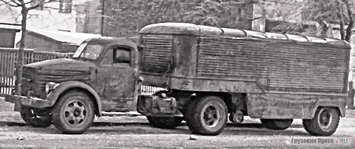 Серийный ГАЗ-51П раннего образца и полуприцеп ПАЗ-744 в эксплуатации. Внешний бензобак тягача взят от УралЗИС-355, г. Каунас, Литва, середина 1960-х годов