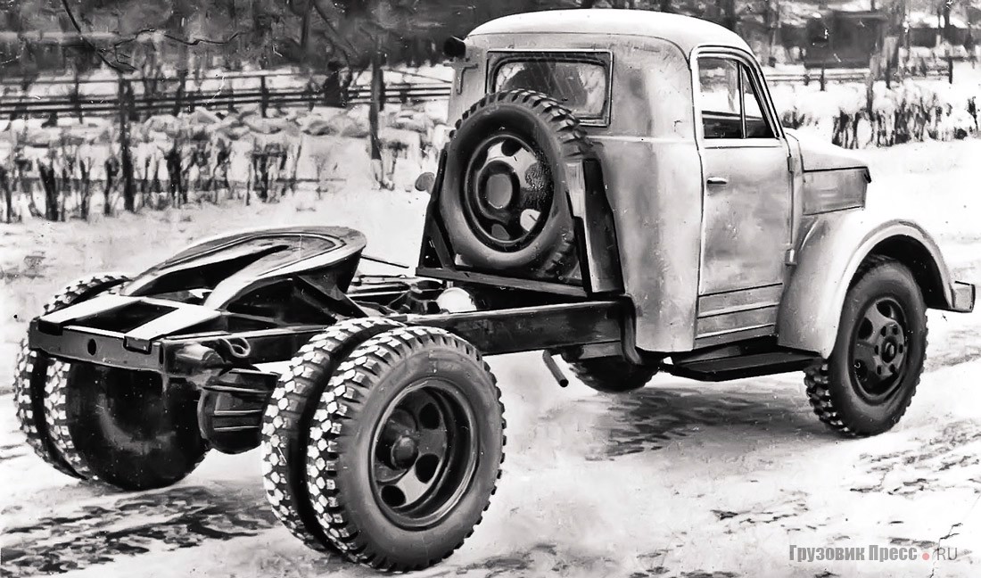 Седельный тягач ГАЗ-51П образца 1956 г. производства Горьковского автозавода им. В.М. Молотова. Хорошо видны седельно-сцепное устройство над задним мостом и запасное колесо в вертикальном кронштейне за кабиной