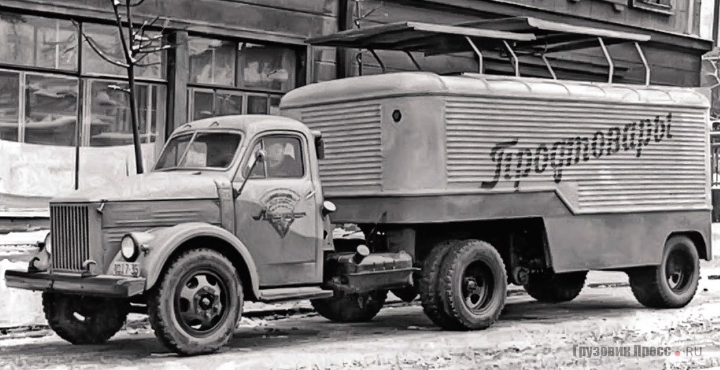 Поздний ГАЗ-51П и столичный полуприцеп-фургон ПАЗ-744 с ещё одним вариантом подъёмной крыши. Москва, 1960-е
