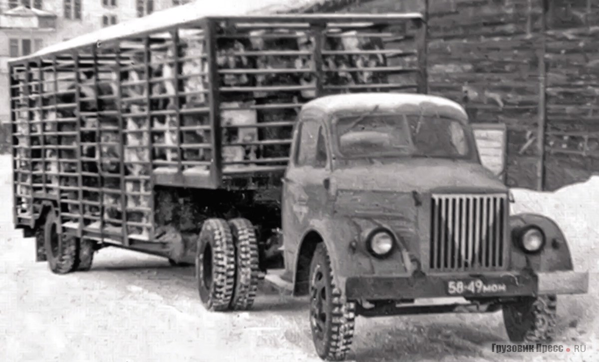 Полуприцеп У-44 каркасного типа для перевозки тары вместе с поздним ГАЗ-51П. Москва, начало 1970-х