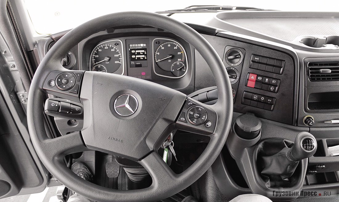 Рабочее место водителя выдержано в общем стиле с другими грузовиками Mercedes-Benz