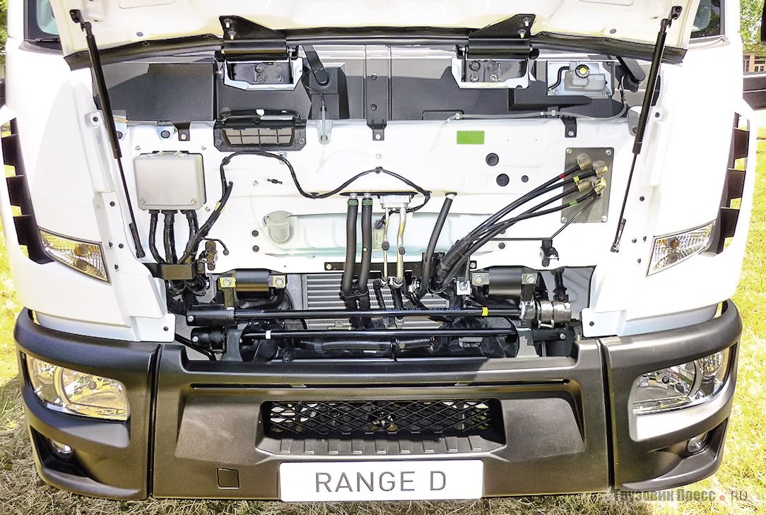 Жгуты электропроводки под капотом похудели, но у версии с пневматической тормозной системой под капотом присутствуют трубки управляющих механизмов