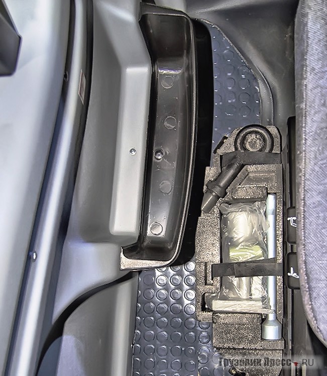 Оригинальный элемент «каркасника» – боковая панель на месте водительской двери с карманом для водительских мелочей