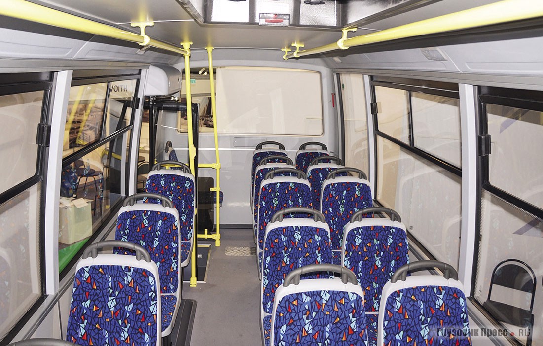 Автобус укомплектован сиденьями с яркой обивкой
