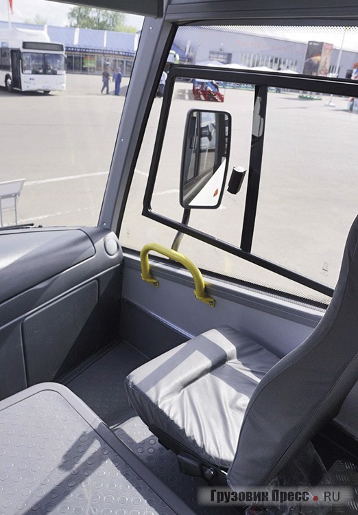 Для переднего пассажира предусмотрены персональный поручень и трёхточечный ремень безопасности