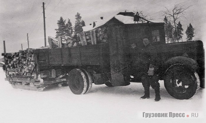 Такие ЗИС-21 с санями в 1940–1950 гг. широко использовали на машино-санной доставке дров конечному потребителю