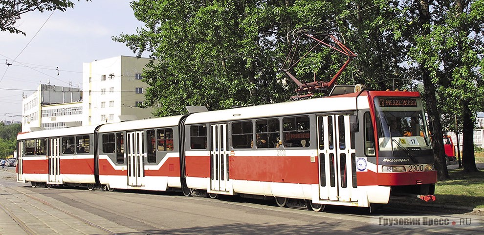 За основу трамвая Tatra KT3R были взяты два кузова обычных «Татр» модели T3 и навесная низкопольная секция. Пока это единственный сочленённый вагон в Москве