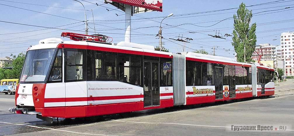 3-секционный трамвай ЛВС-2009 модели 71-154, выпускавшийся на ПТМЗ в 2008–2012 гг.: 4 моторных поворотных тележки, 43% низкого пола