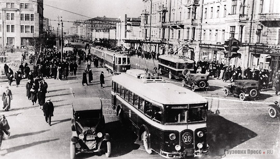 Троллейбус ЛК на площади Маяковского впервые проехал 15 января 1934 г.