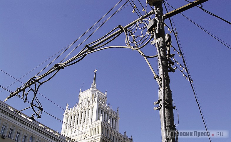 Одна из последних звёзд на опоре контактной сети в Москве