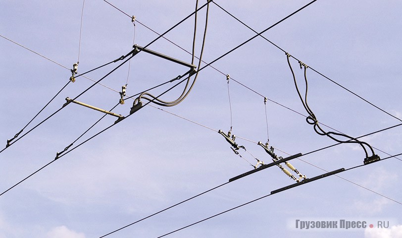 Новые эластичные элементы контактной сети троллейбуса на Электрозаводском мосту, установленные в 2008 г.