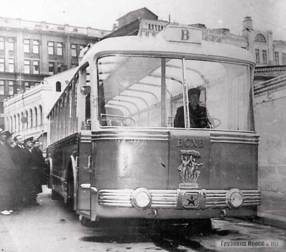 Правительственная делегация осматривает троллейбус СВАРЗ ТБЭС ВСХВ. Второй слева Н.С. Хрущёв