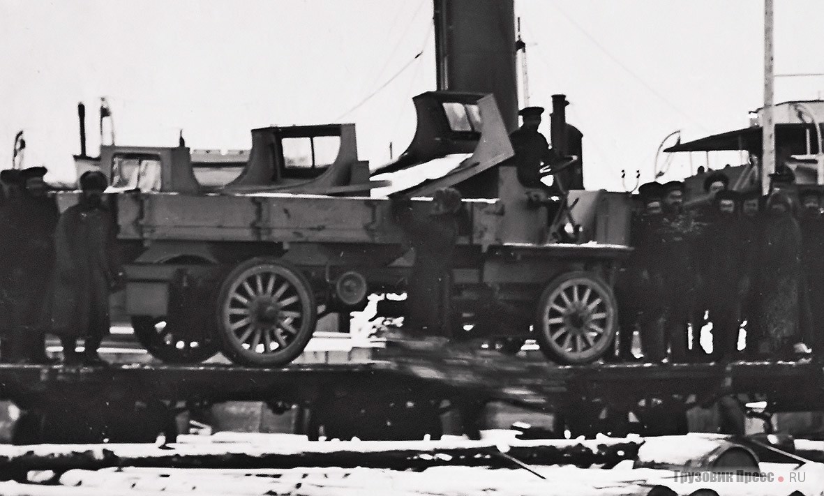 Погрузка автомобилей Garford J на железнодорожные платформы, в кузове одной машины лежат снятые крыши кабин. Архангельск, осень 1914 г.