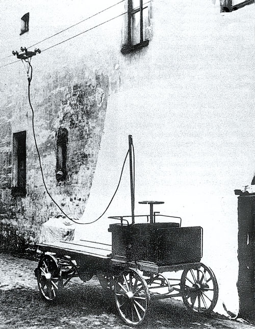 Первый отечественный троллейбус в 1902 году был изготовлен на фабрике Петра Фрезе именно в варианте грузовой платформы