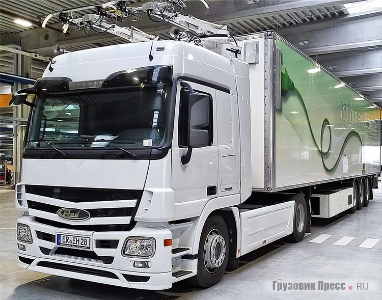 Седельный электротягач компании Paul Nutzfahrzeuge GmbH на шасси Mercedes-Benz Actros MP3 проекта ENUBA 2 запитывается от сети постоянного тока 670 В. АКБ (напряжение 650 В, мощность 300 кВт, ёмкость 120 кВт·ч) размещены на раме полуприцепа и обеспечивают пробег в 35 км