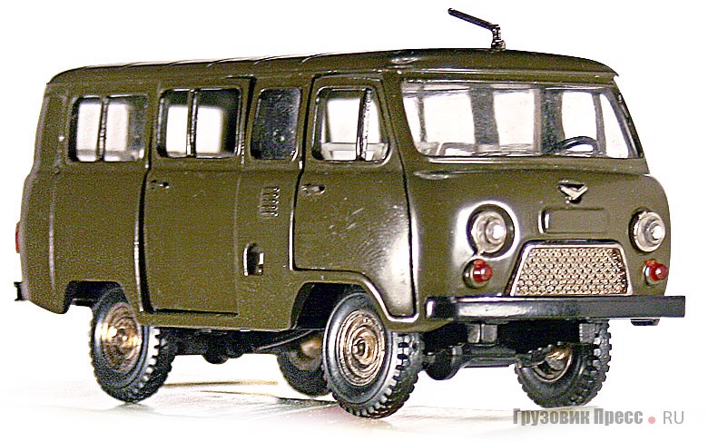 [b]УАЗ-452В (#А41)[/b] с заводской антенной был серийным в самом начале выпуска в Саратове, затем модель упростили