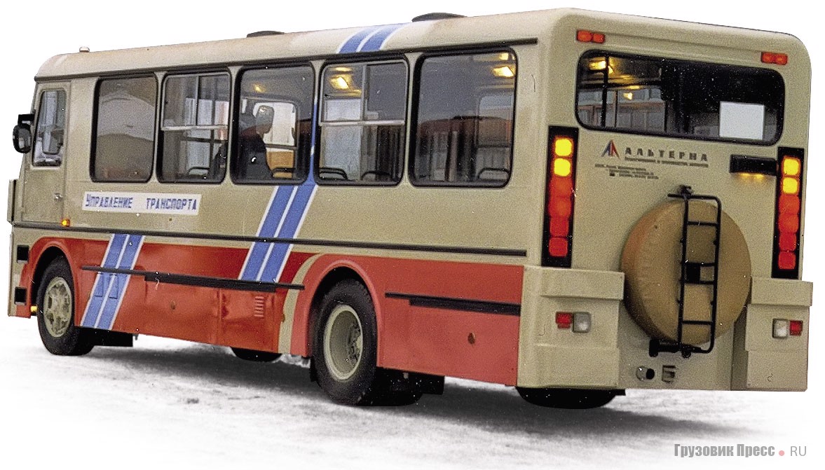 Сзади «Альтерна» выделялась достаточно редким для городских автобусов креплением запасного колеса