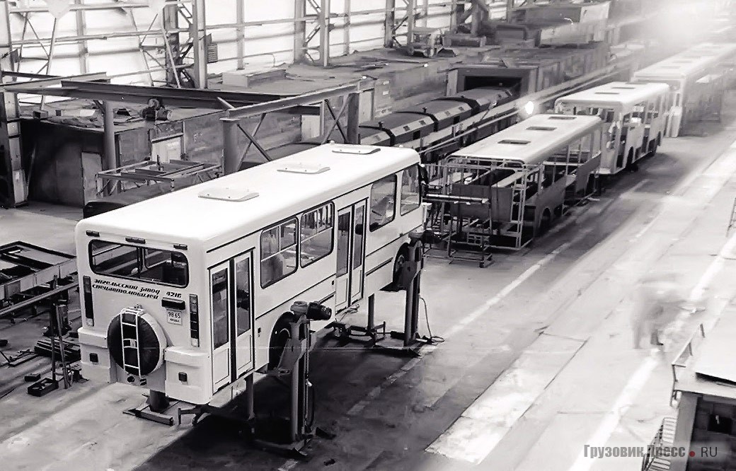 Производственная линия по изготовлению автобусов мод. 4216 на Энгельсском заводе спецавтомобилей, 1993 г.