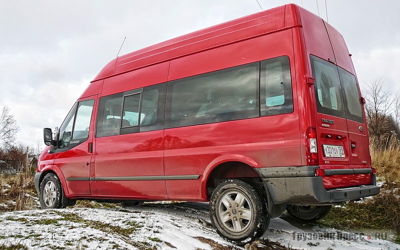 Заднее колесо едва касается снежного склона, но Ford может легко двигаться как назад, так и вперед