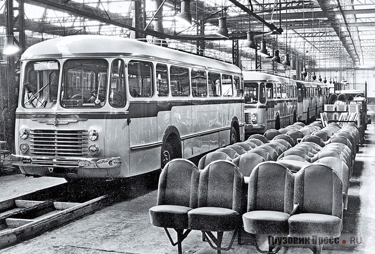 R4190 – первый автобус Renault с несущим основанием и один из первых в мире – с горизонтальным дизелем. И, пожалуй, самый долгоживущий: его выпускали с 1949-го по… 1993-й