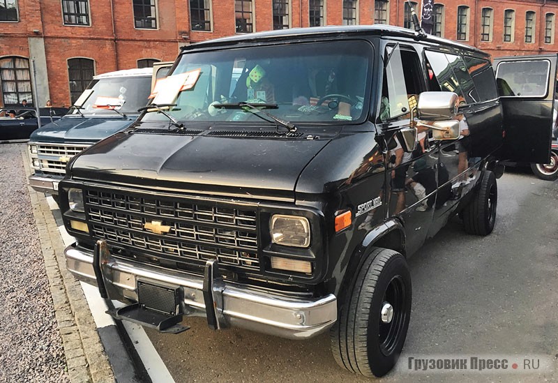 Chevrolet Sport Van G30