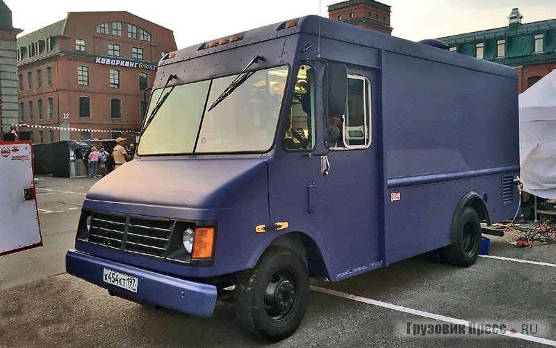 Chevrolet P30 Stepvan 2000 года c кузовом Workhorse KP30 переоборудован в фудтрак из почтового мультистопа