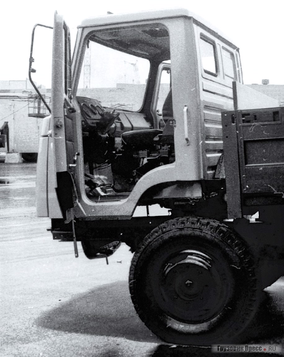 Помимо бескапотных малотоннажников на совещании 26 мая 1992 г. в числе прочих на заводе был рассмотрен проект среднетоннажника с кабиной ЗИЛ-10Э4331, предложенный заместителем главного конструктора КЭП Ю. А. Ткаченко