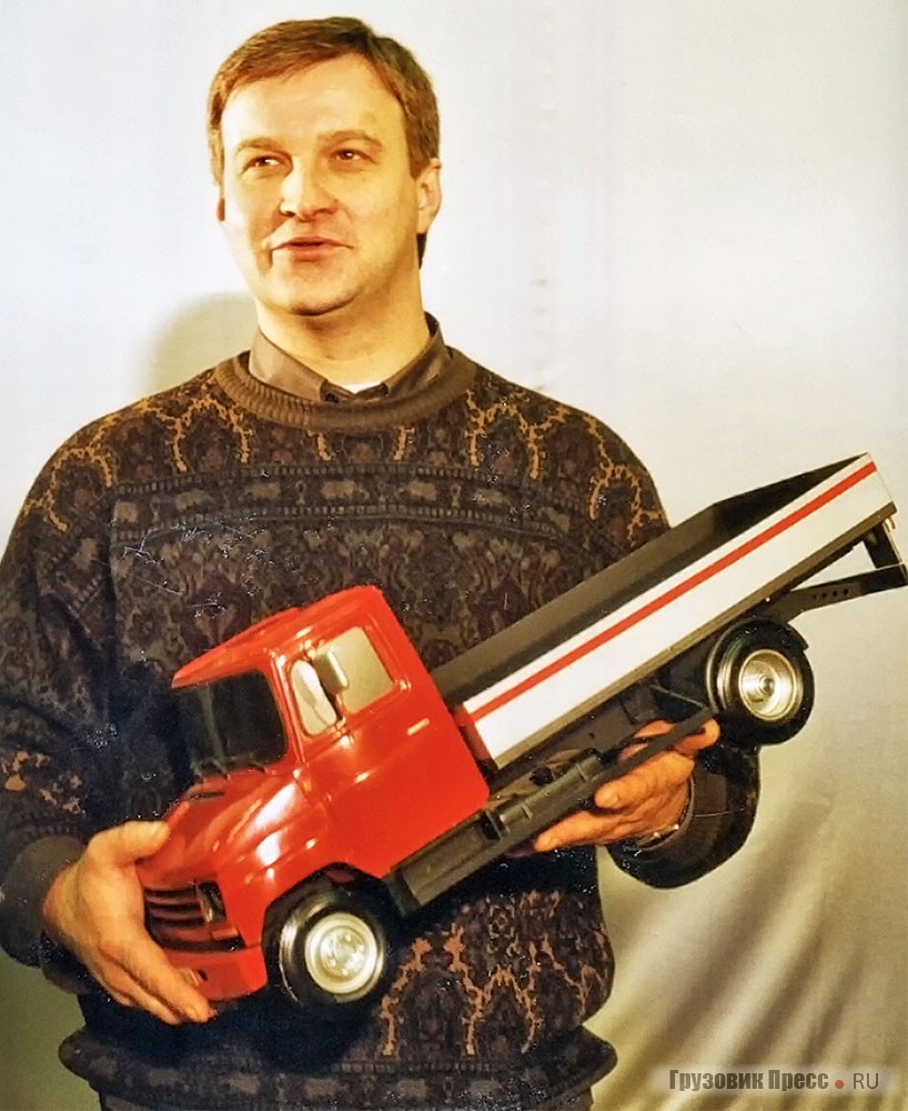 К.В. Потехин – автор идеи малотоннажного автомобиля с полукапотной компоновкой с макетом ЗИЛ-3301 в масштабе 1:10