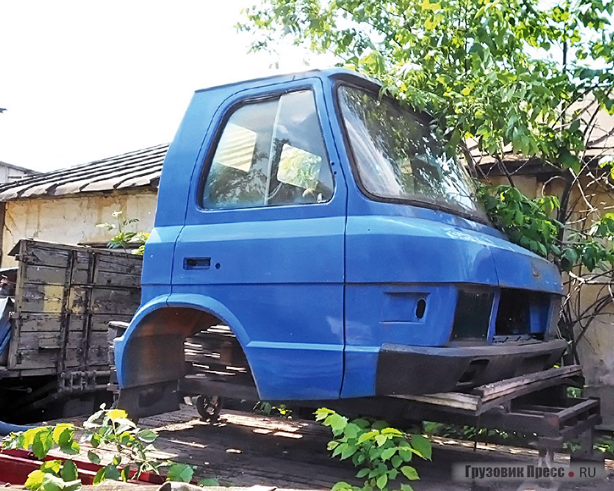 Ирония судьбы на заводских задворках: «синий енот» нашёл прибежище в кузове «красного енота» ЗИЛ-230100