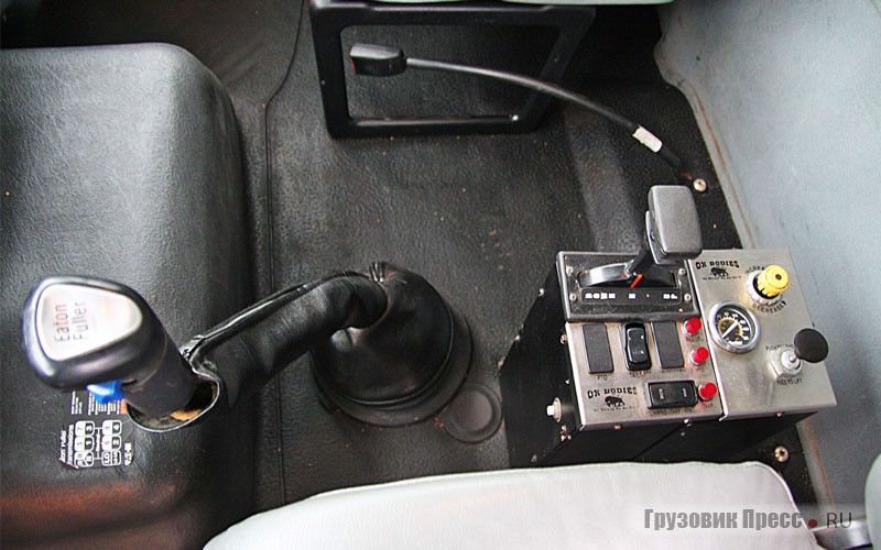 Блок управления самосвальной надстройкой и рычаг механической КП с подсказкой, наклеенной на кожух моторного тоннеля