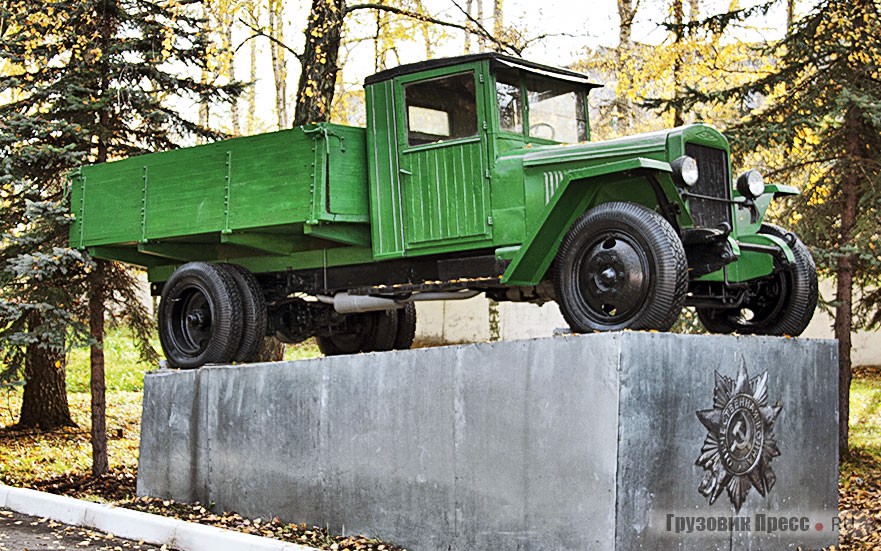 ЗИС-5В послевоенного выпуска на постаменте. Фото сделано в октябре 2009 г. на территории ФГУ «21 НИИИ МО РФ» (ныне НИИЦ АТ 3 ЦНИИ МО РФ), г. Бронницы