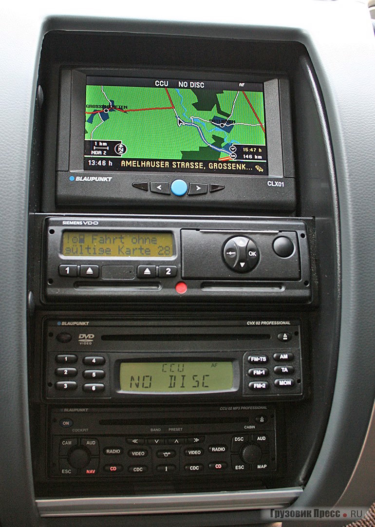 Центральная консоль с навигатором, тахографом и DVD-проигрывателем