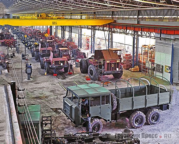 В 1964 г. Berliet открывает завод в городе Бург-ан-Бресс (департамент Эн). Карьерные самосвалы там собирают на конвейере, как мы в Жодино – БелАЗы. На переднем плане – армейский Berliet GBU15 6х6 для Китая