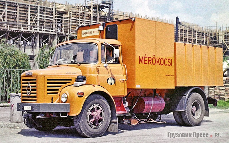 Венгерская лаборатория оценки состояния дорожного покрытия на шасси Berliet GLR160. В этой модели видна попытка соединить унитарную кабину Relaxe «à museau», т. е. с капотом и оперением