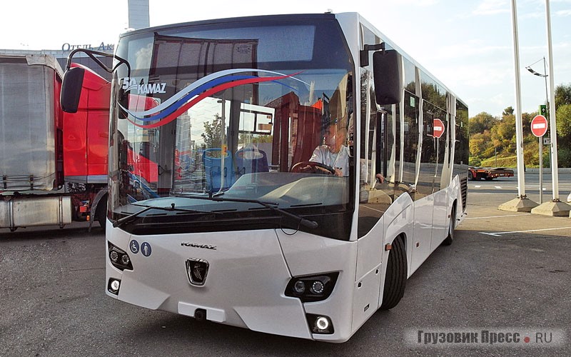 Панорамное ветровое стекло в угоду моде ниспадает вправо, помогая сохранить контроль проблемной зоны