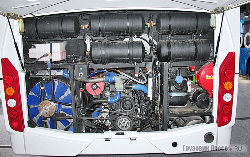 В моторном отсеке компактно собраны турбодизель Cummins ISBe4.5, система охлаждения, все пневморесиверы и бак AdBlue