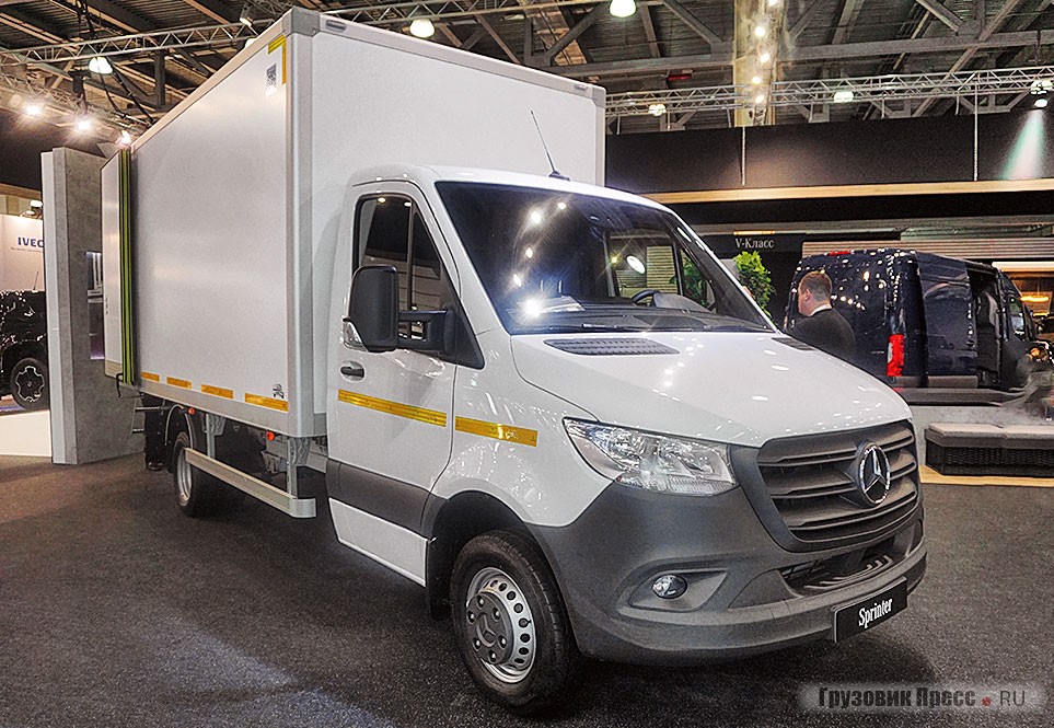 Свежие решения Daimler AG включают как новые шасси Mercedes-Benz Sprinter III поколения с кузовом «Автомеханического завода», так и готовые фирменные решения в виде готового Mercedes-Benz Vito третьей генерации