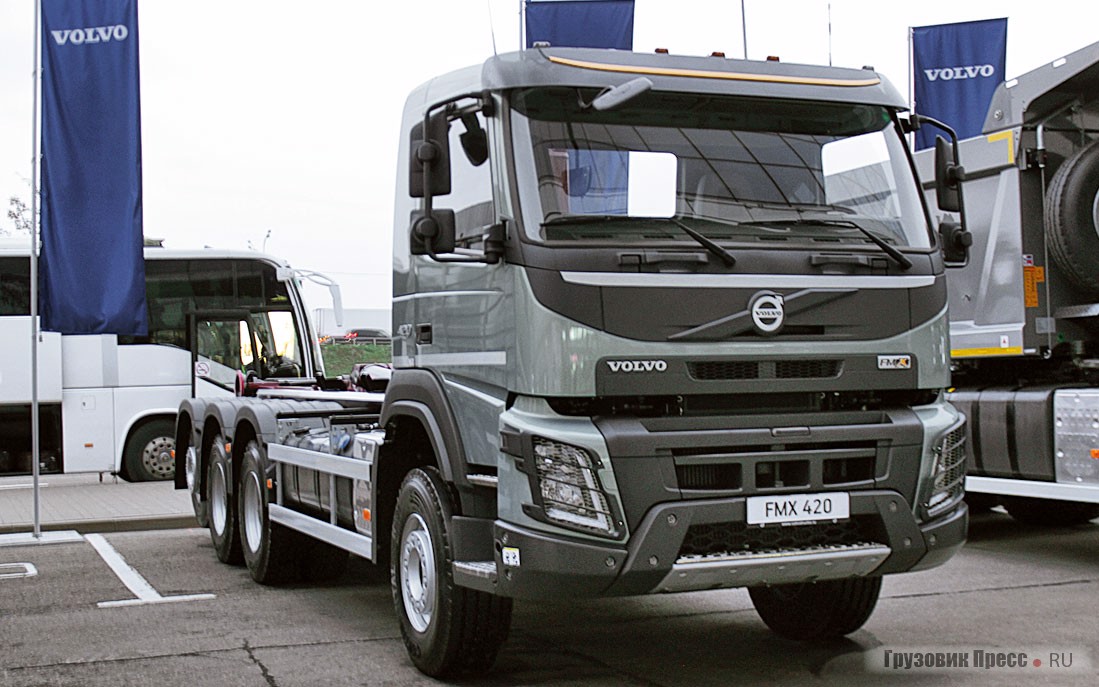 Уличная экспозиция Volvo включала всю тяжёлую линейку: шасси Volvo FMX 420 8х4 с подъёмной задней осью, …