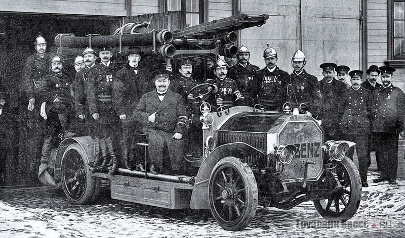 «Пожарный трубный автоход» Arbenz около здания Шрейенбушского пожарного общества по адресу: Рига, 1-я Линия, дом № 6. Снимки 1910 и 1913 гг.