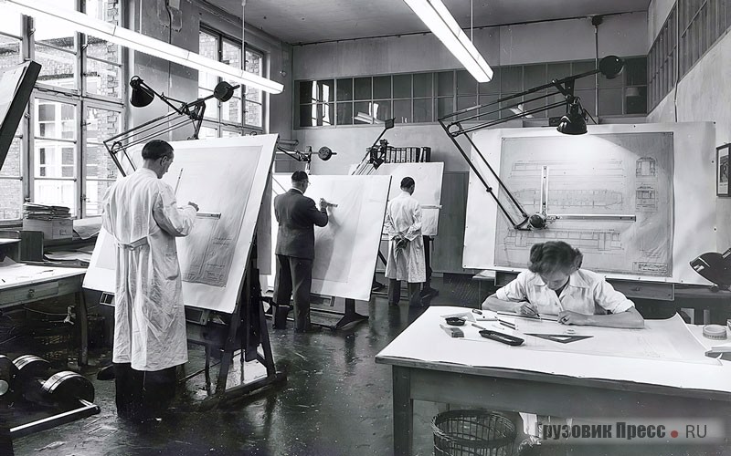 Отто Шульц со своей командой инженеров во время работы в мастерских Фалькенрид. Гамбург, 1949 г.