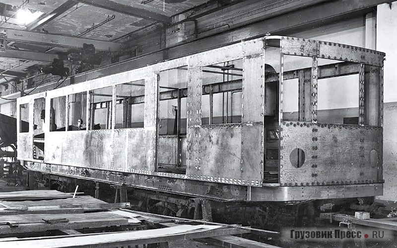 Восстановленные довоенные вагоны метро серии DT1 с новым стандартным цельнометаллическим кузовом. Гамбург, 1950 г.