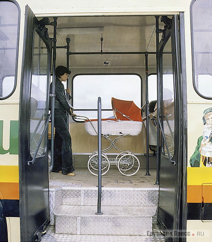 Место для маломобильных граждан и пассажиров с детскими колясками. Поручень слегка сдвинут вправо, чтобы обеспечить свободный проход коляски