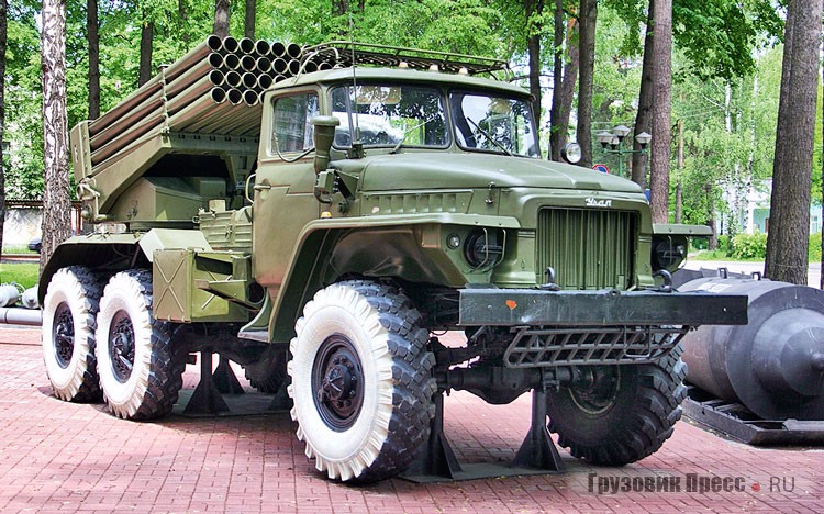 Боевая машина 2Б5 на шасси «Урал-375ДМ», входящая в состав РСЗО «Град»
