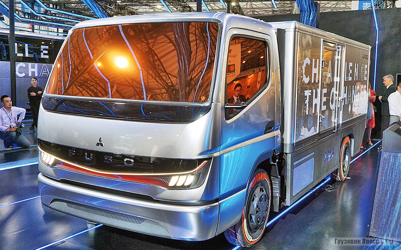Среднетоннажник [b]Mitsubishi Fuso Vision F-CELL[/b] полной массой 7,5 т оборудован двигателем на водородных топливных элементах мощностью 75 кВт и АКБ на 135 кВт. Электромоторы развивают суммарную мощность 135 кВт