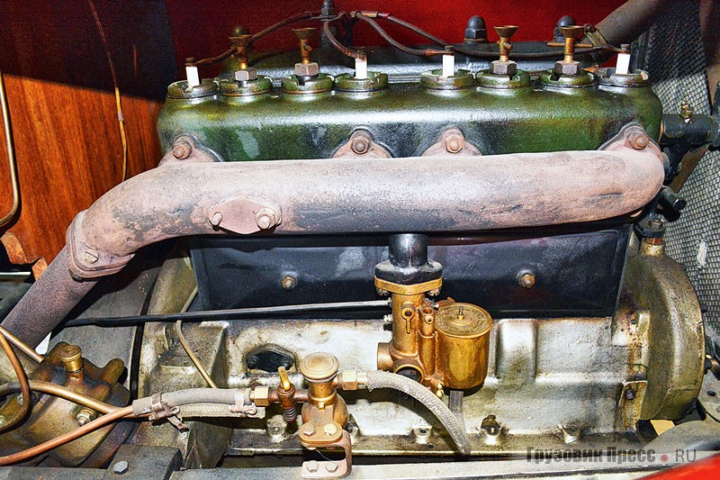 Двигатель пока ещё неизвестной марки под капотом экспоната Рижского музея