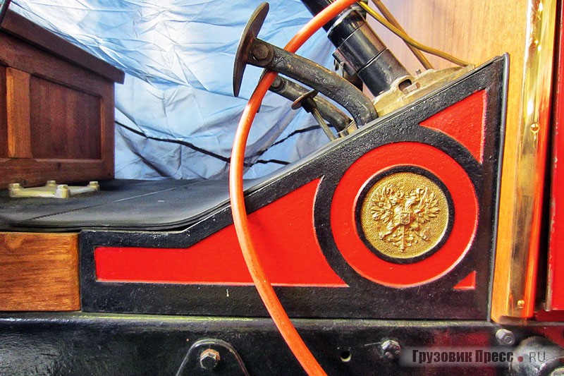 В 1912 г. на автомобилях «Руссо-Балт» изменилось расположение педалей – акселератор стали устанавливать между тормозом и сцеплением. У орлов на кронштейнах переднего щитка срублены короны, скипетры и державы – обретение независимости требовало отказа от имперской символики