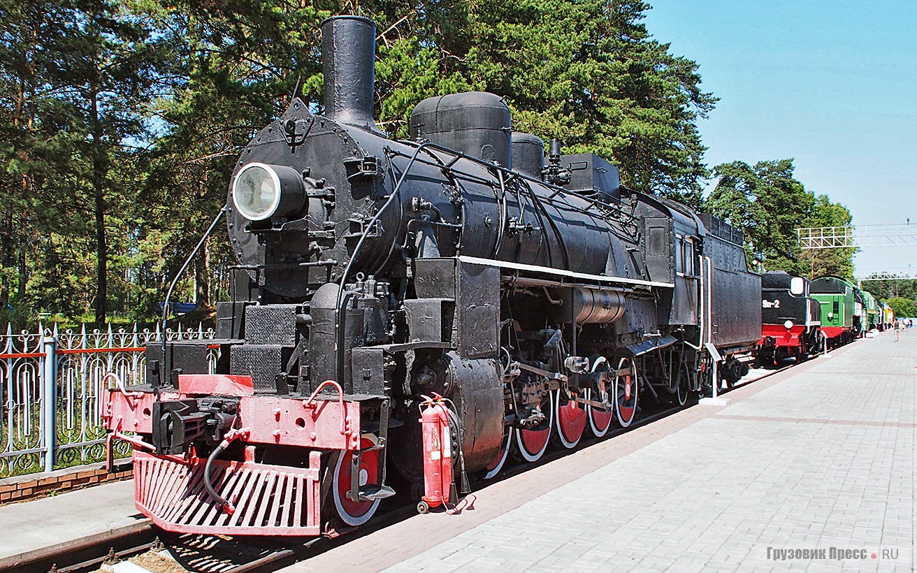 Ленд-лиз был не только автомобильным, но и железнодорожным. [b]Американский паровоз серии ЕА формулы 1-5-0[/b], известный и как «русский декапод» («десятиножка»). Бортовой номер 3078. Выпущен заводом Baldwin (США) по заказу СССР в 1944 году. Конструкция упрощена в пользу отказа от дефицитных цветных металлов, а детали изготовлены с более свободными допусками. Всего заводы ALCO и Baldwin поставили в СССР не менее 2047 паровозов серии Е (американский)