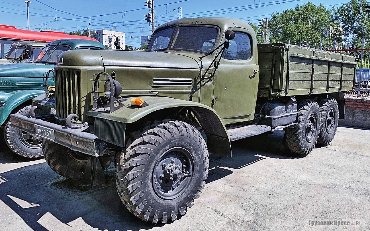 [b]ЗИЛ-157 (1958–1991 гг.)[/b] – рекордсмен по продолжительности выпуска среди отечественных грузовиков. Уже на заводе УАМЗ в городе Свердловск-44 (Новоуральск) взамен универсальной платформы с откидными решётчатыми бортами-скамьями часто ставили платформу с тремя откидными бортами. Последний ЗИЛ-157КД на УАМЗ выпустили 8 февраля 1991 года. На боковинах капота явно оставлено место для названия завода, но ни московский, ни новоуральский завод им не воспользовались, в отличие от Кутаисского автозавода и китайского Автомобильного завода № 1 в Чанчуне