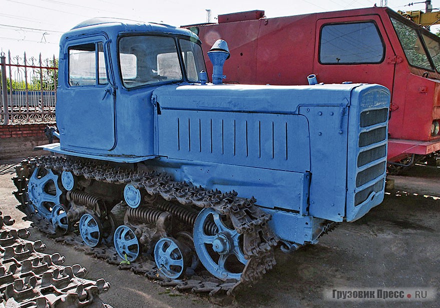 Именно такого цвета и должен быть [b]трактор ДТ-75М «Казахстан»[/b] производства Павлодарского тракторного завода им. В.И. Ленина. На некоторых партиях  крышу красили в белый. В таком виде трактор выпускали на ПТЗ с 1968 по 1986 год. В январе 1984-го с конвейера сошёл полумиллионный экземпляр. С 2006 года завод не существует