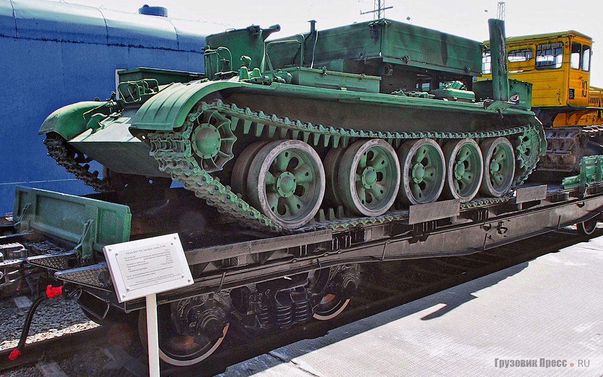 [b]Бронированный тягач средний БТС-4А[/b] на базе танка Т-54, 1963 год. Создан в «отделе 520» нижнетагильского Уралвагонзавода, эвакуированном в годы войны из Харькова танковом КБ. Тягач незаменим в составе восстановительного поезда. Такие работали после той страшной аварии на перегоне Аша – Улу-Теляк 4 июня 1989 года, когда произошла утечка газа из магистрального газопровода и облако лёгких углеводородов взорвалось над путями в момент прохождения встречных пассажирских поездов. Тогда погибло 575 (по другим данным – 645) человек. Это была крупнейшая катастрофа в истории российских железных дорог.